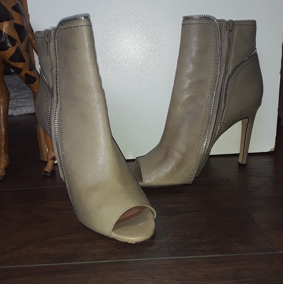 Vince camuto stone-grey heeled booties. 9M in women's - Picture 3 of 5